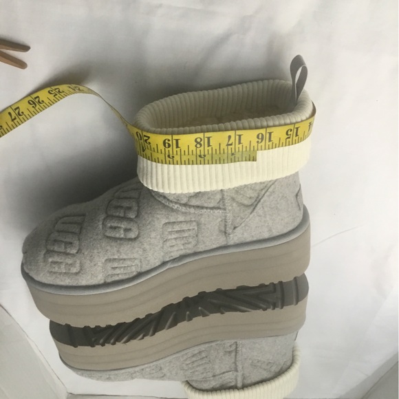 UGGS BOOTS - Picture 4 of 16